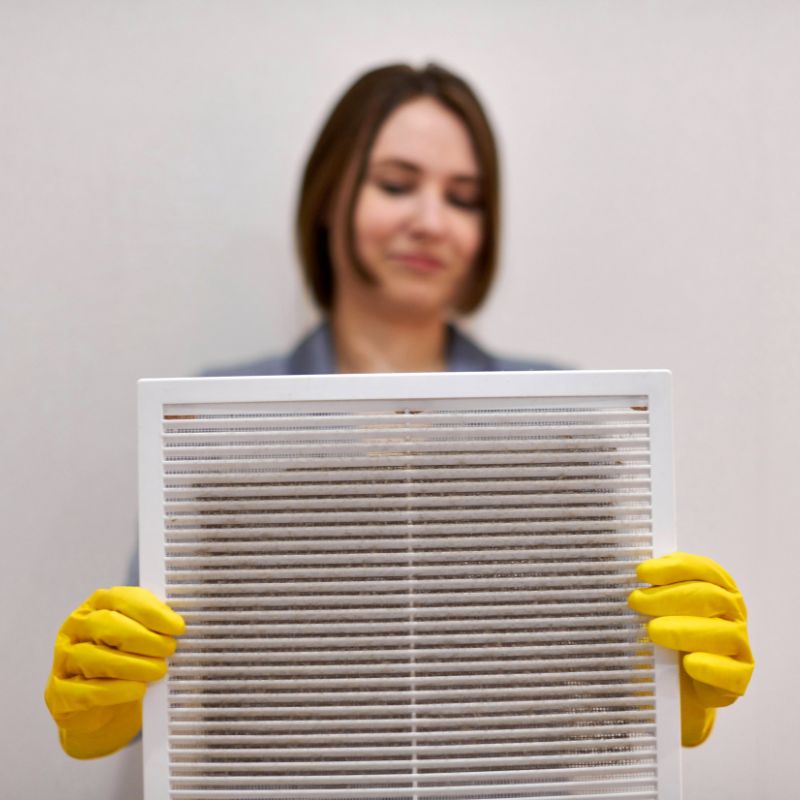 Vuile filter vervangen bij onderhoud ventilatiesysteem
